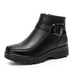 Bota Feminina de Couro com Forro Interno e Cano Médio
