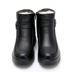 Bota Feminina de Couro com Forro Interno e Cano Médio